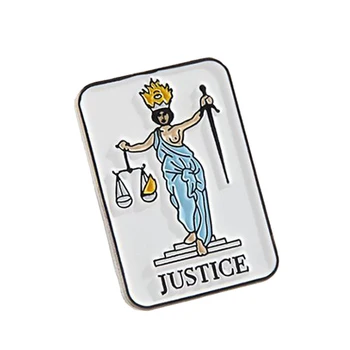 Булавка с изображением правосудия Таро на лацкане.