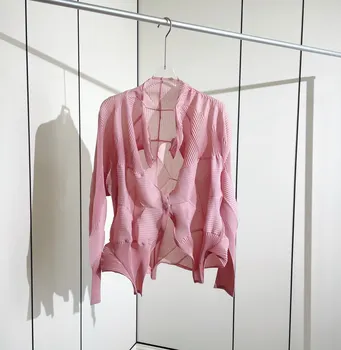 Розовое плиссированное пальто. Кардиган с нишевым рисунком серии Bract, скрученный в складку неправильной формы